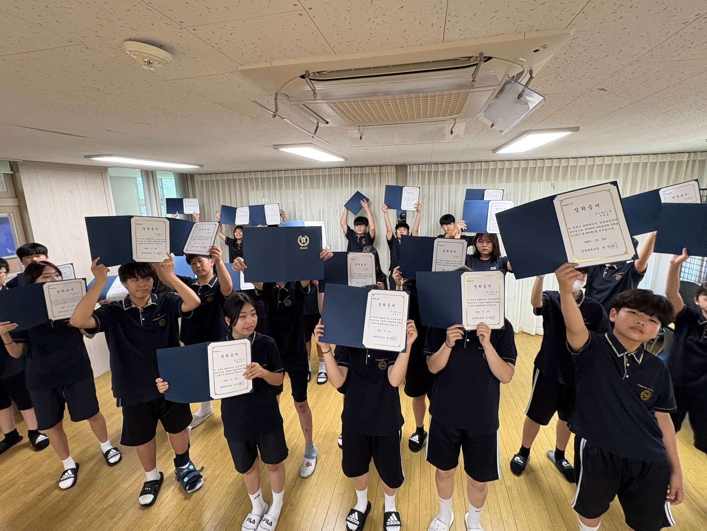 사천 남양중, 2025학년도 신입생 장학금 전원 수여 - 모든 아이의 시작을 함께 응원하는 학교 - - 관련이미지1