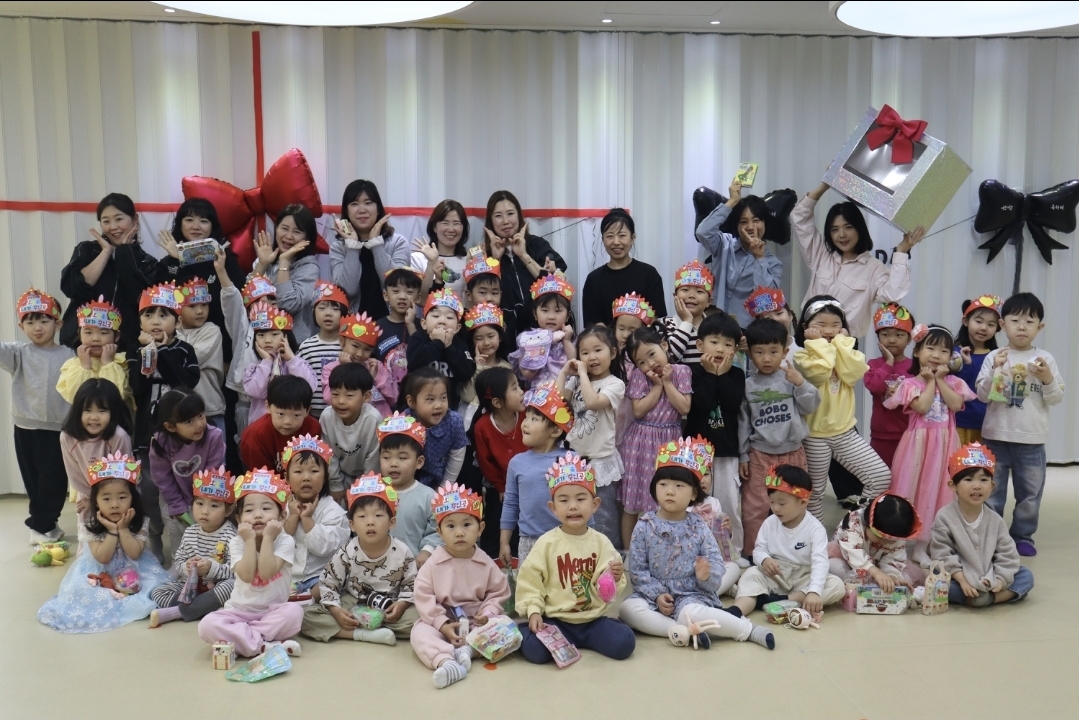 거제용소초병설유치원, 학부모회와 함께 ‘스위치 ON!’    ‘웃음 꽃, 감사 꽃’피어나는 5월 축제 개최! - 관련이미지1