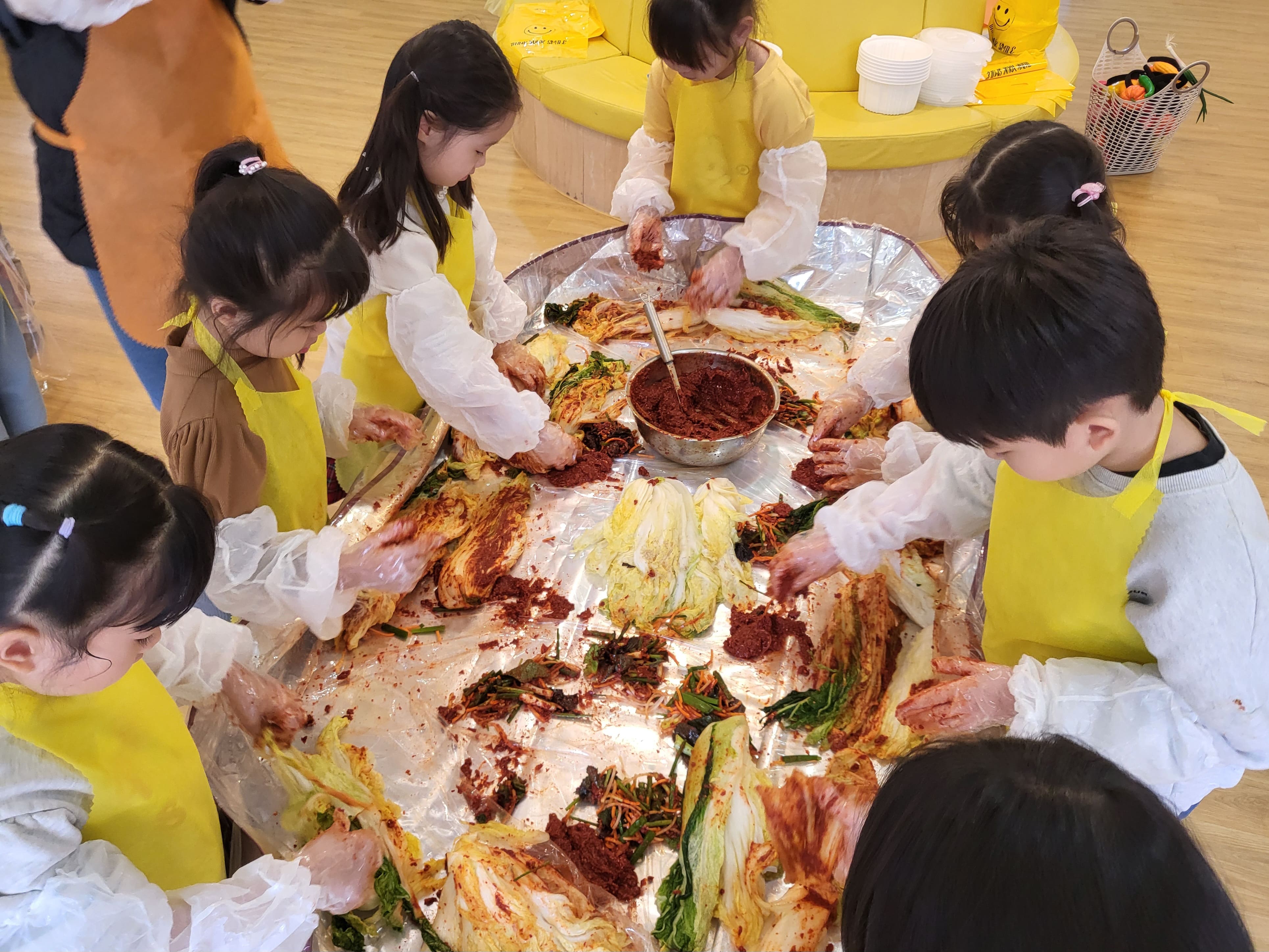 가촌초병설유치원, 따뜻한 겨울나기 김장체험 실시 - 관련이미지2