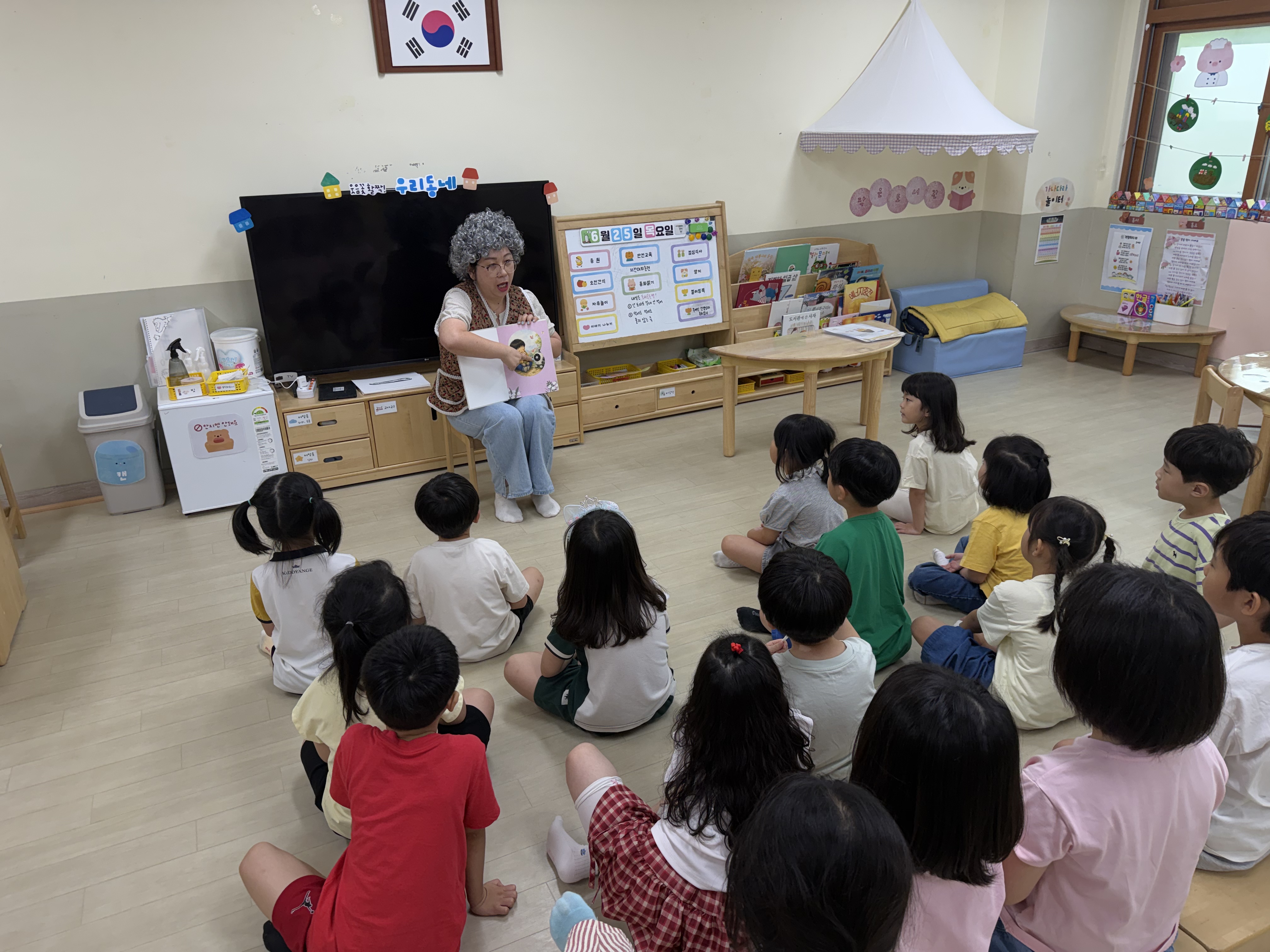 작은 동화책 한 권이 전한 따뜻한 바람... 학교에서 있었던 평범한 하루가 한 권의 동화가 될 줄이야. - 관련이미지3