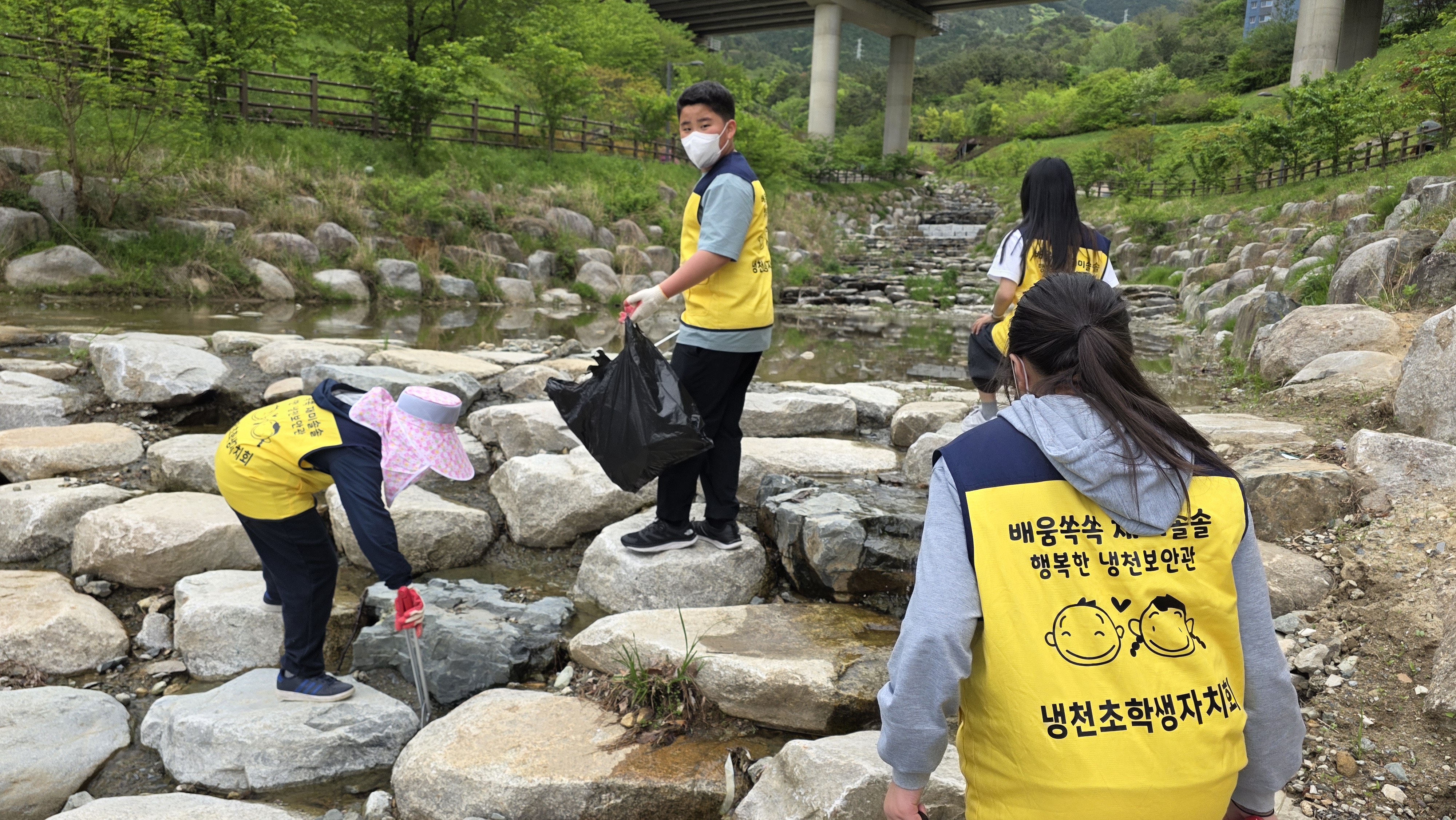 지구를 위한 작은 실천, 지금 바로 함께해요  - 진해냉천초, 지구의 날 맞이 우리 마을 플로깅 활동 벌여 - - 관련이미지3