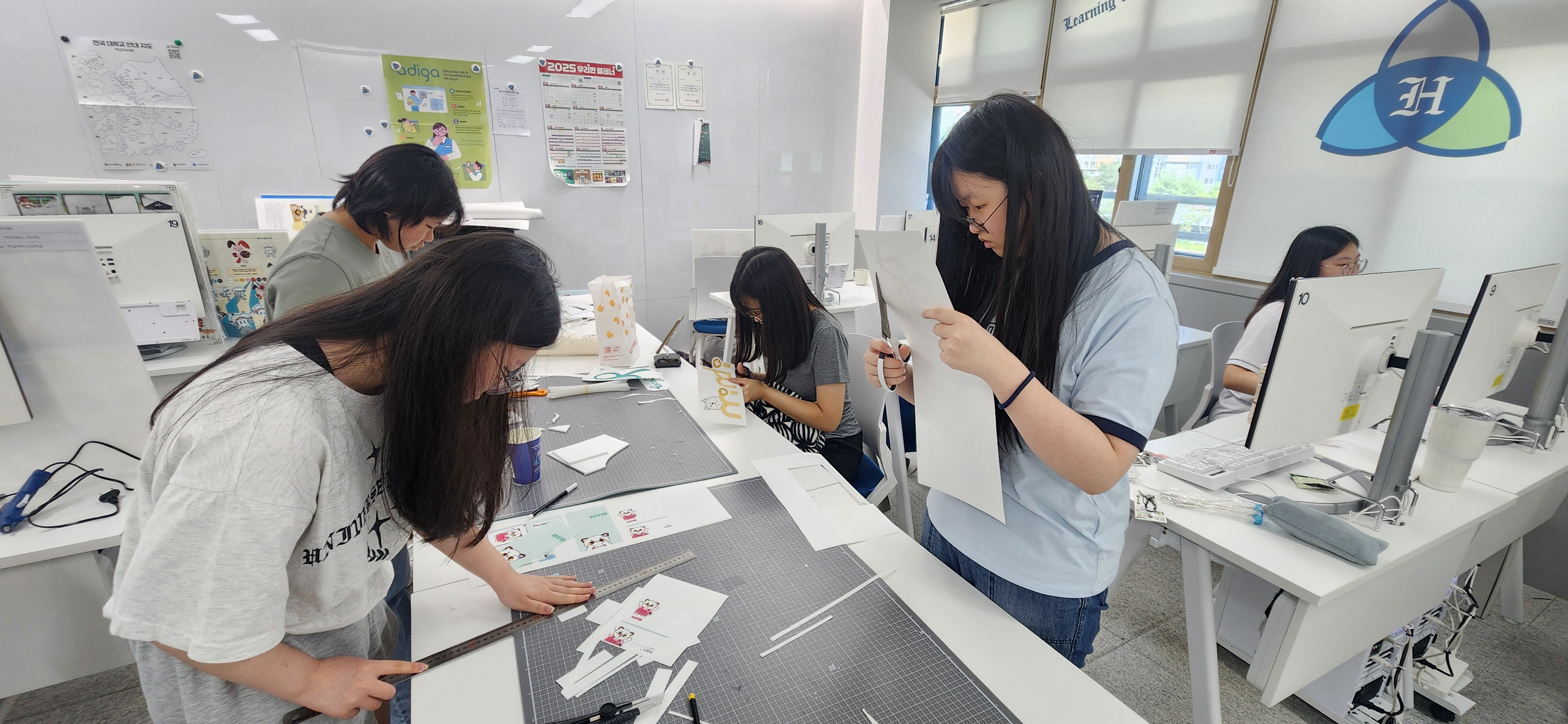 마산한일여고 대한민국디자인전람회 ‘으뜸디자인학교’수상  - 국내 최고 권위의 디자인 어워드에서 단체부문 3위에 올라                         - 스마트디자인과 학생과 지도교사가 한마음 한뜻으로 노력 기울여 - 관련이미지1