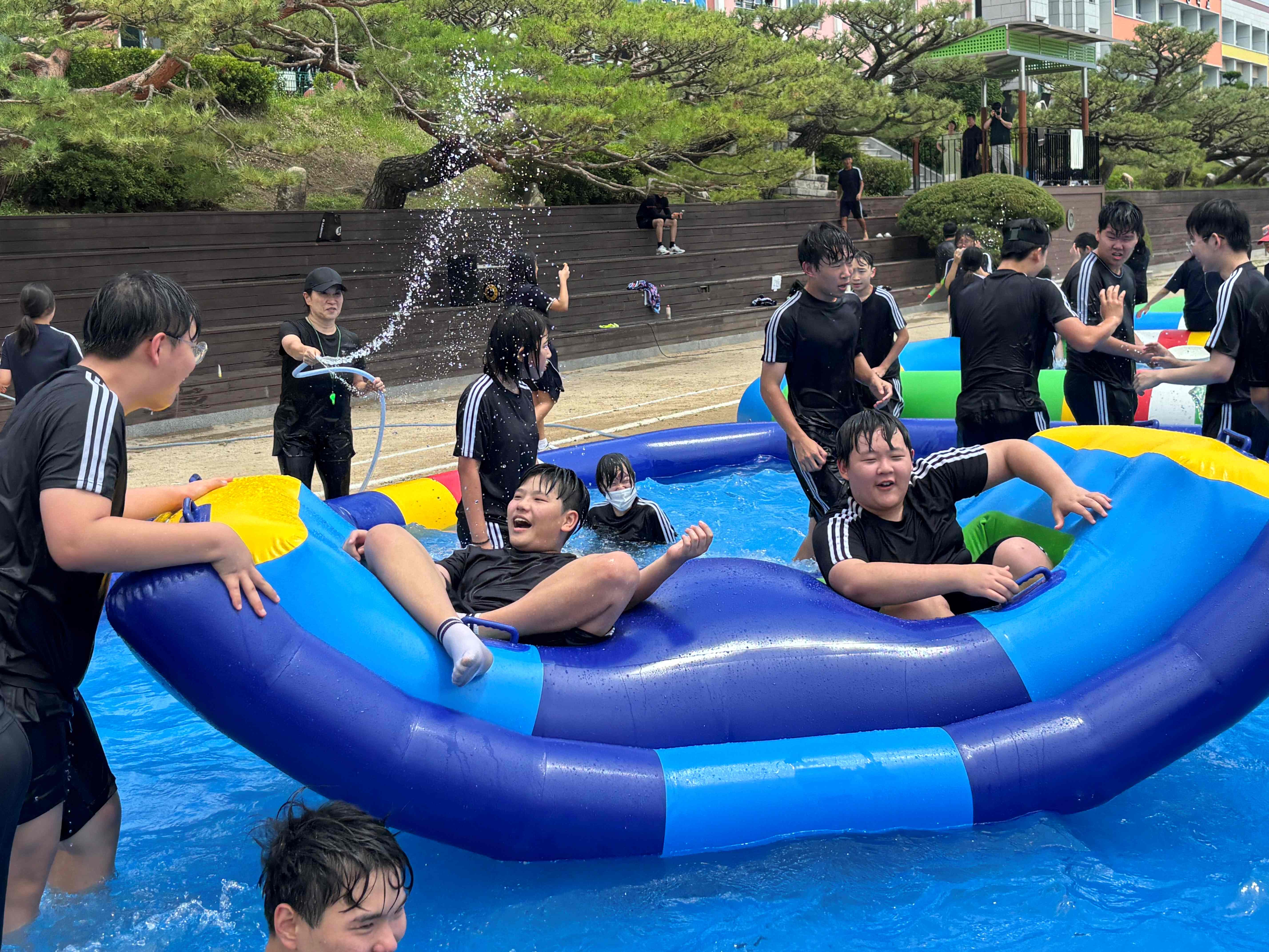창원대산중학교, 더위 속 시원한 물놀이 한마당 개최  - 관련이미지2