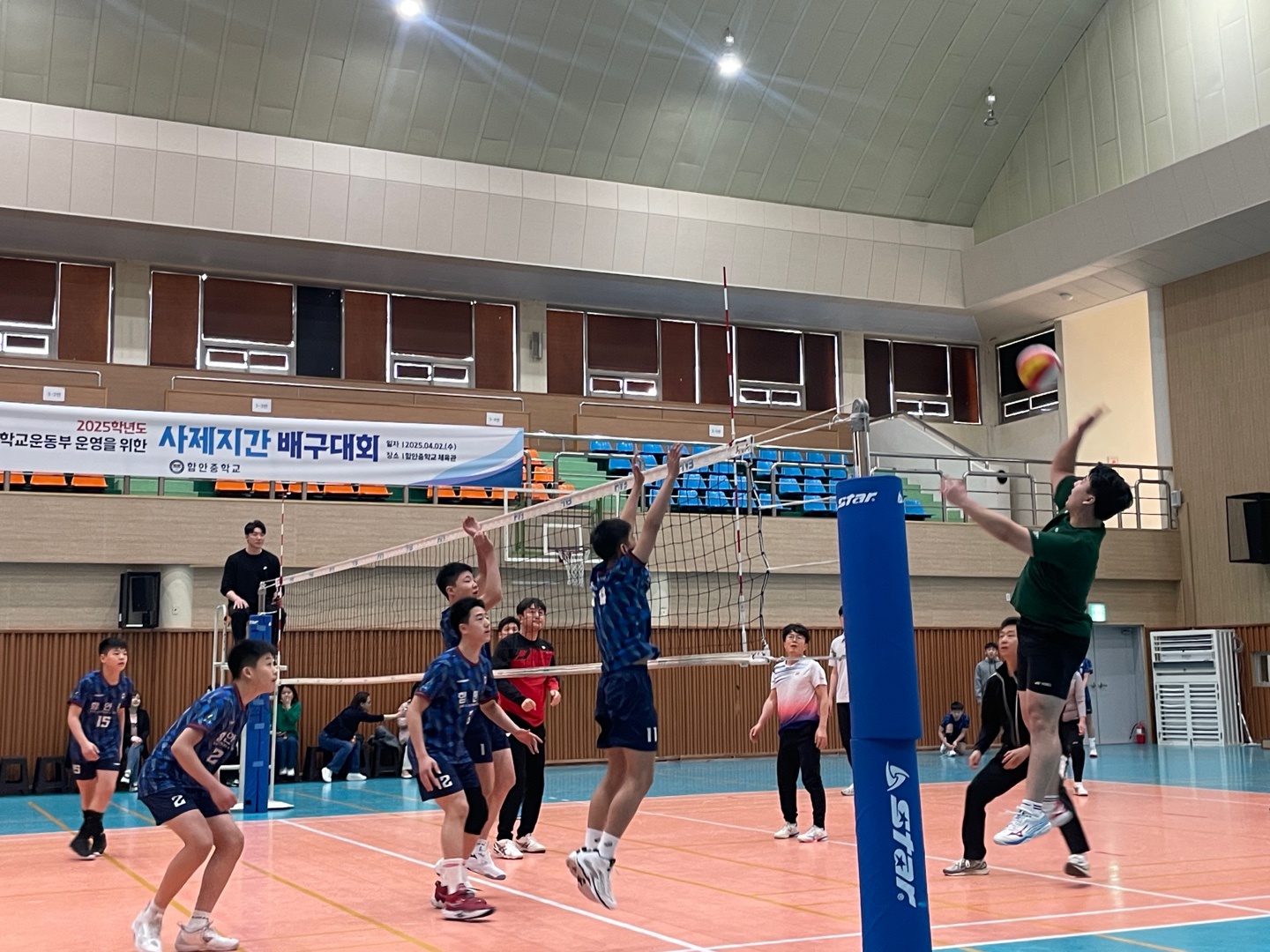 함안중, 교실을 넘어 배구 코트에서 만난 사제의 팀워크 - 관련이미지1