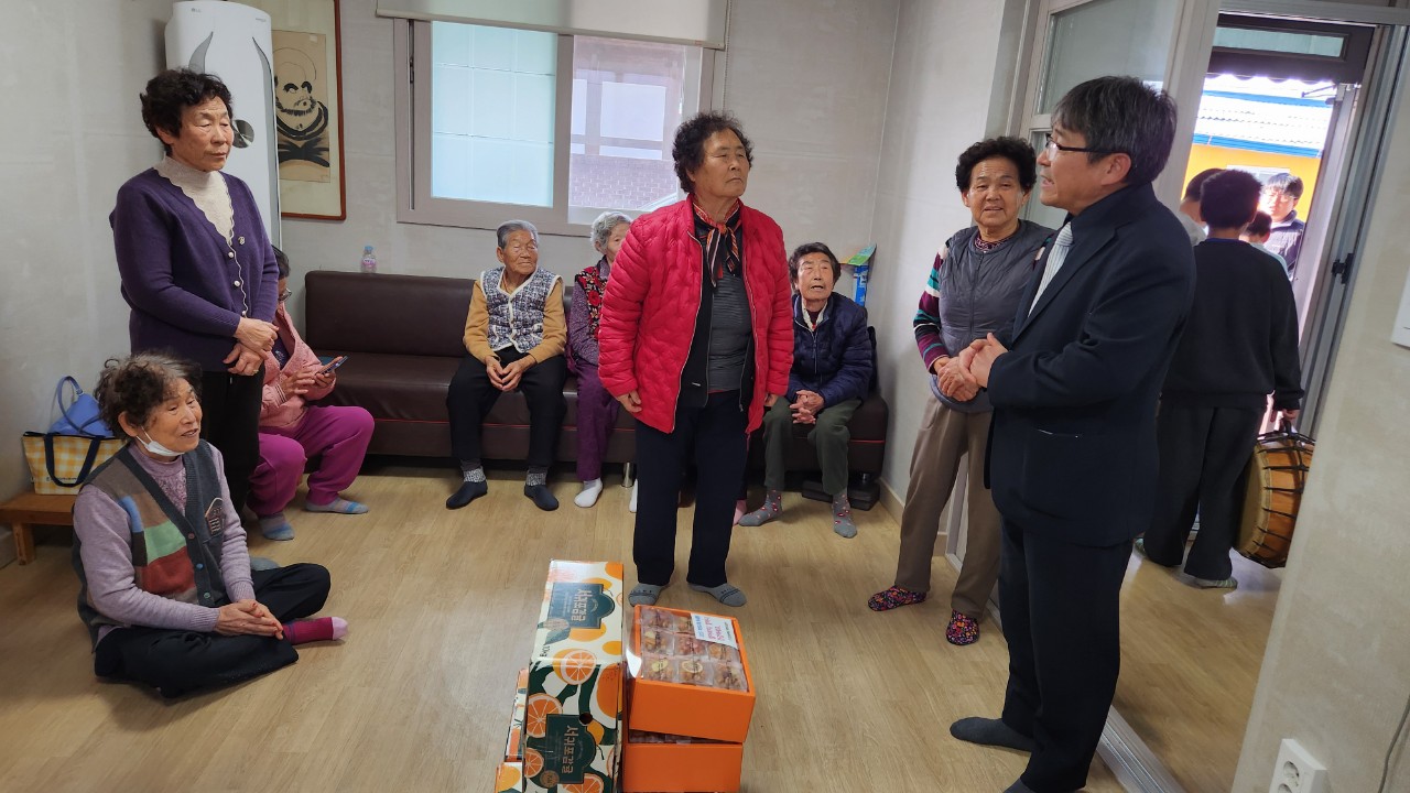 도천초등학교, 이웃사랑 봉사활동(-5~6학년 학생들의 덩~덕~쿵덕~ 행복한 나눔 실천-) - 관련이미지1