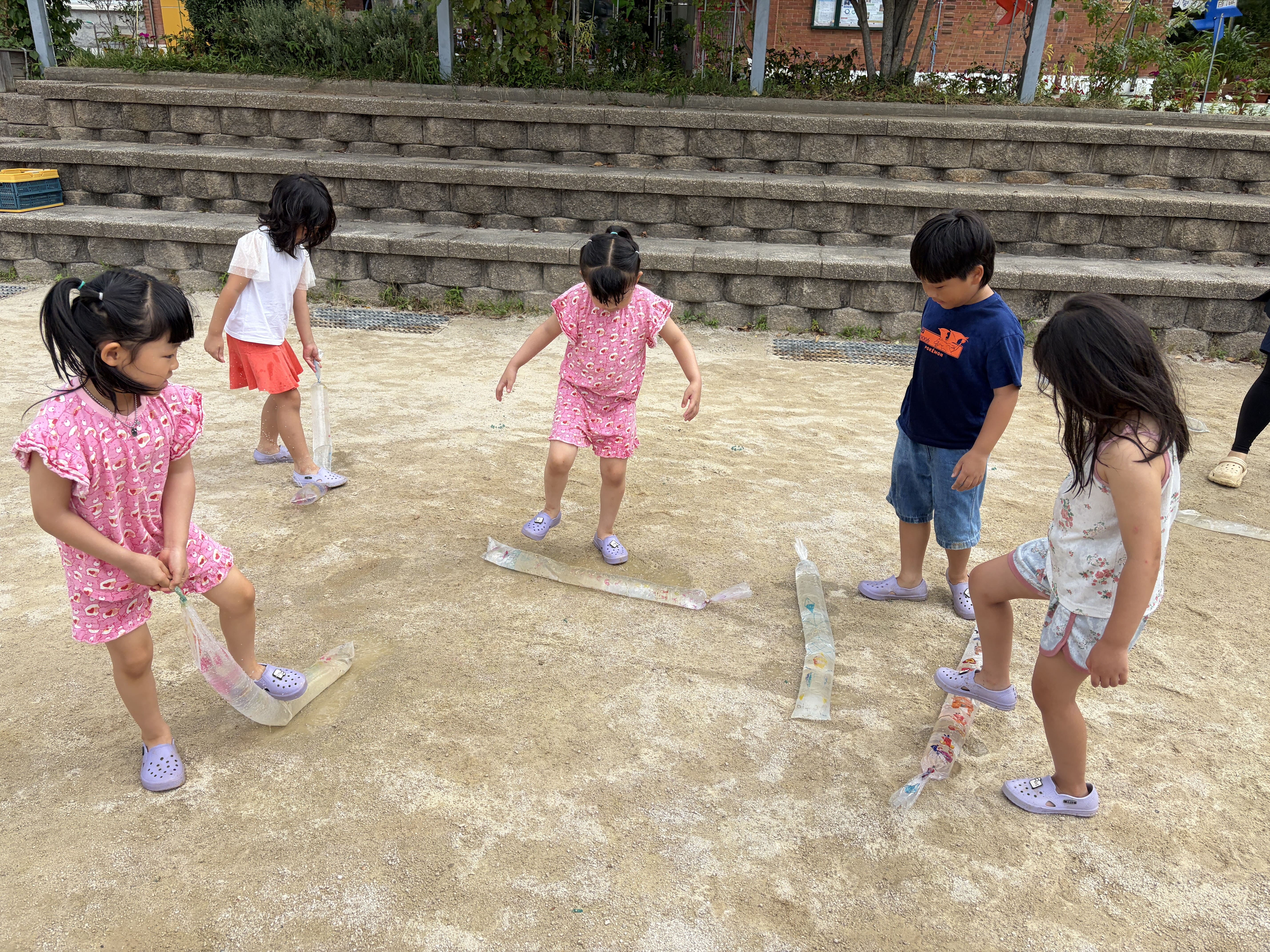 오봉유치원,　물놀이 주간 실시 - 초등학교 운동장이 워터파크로!　놀이로 배우는 과학‧탐구 물놀이 주간 운영 - 관련이미지2