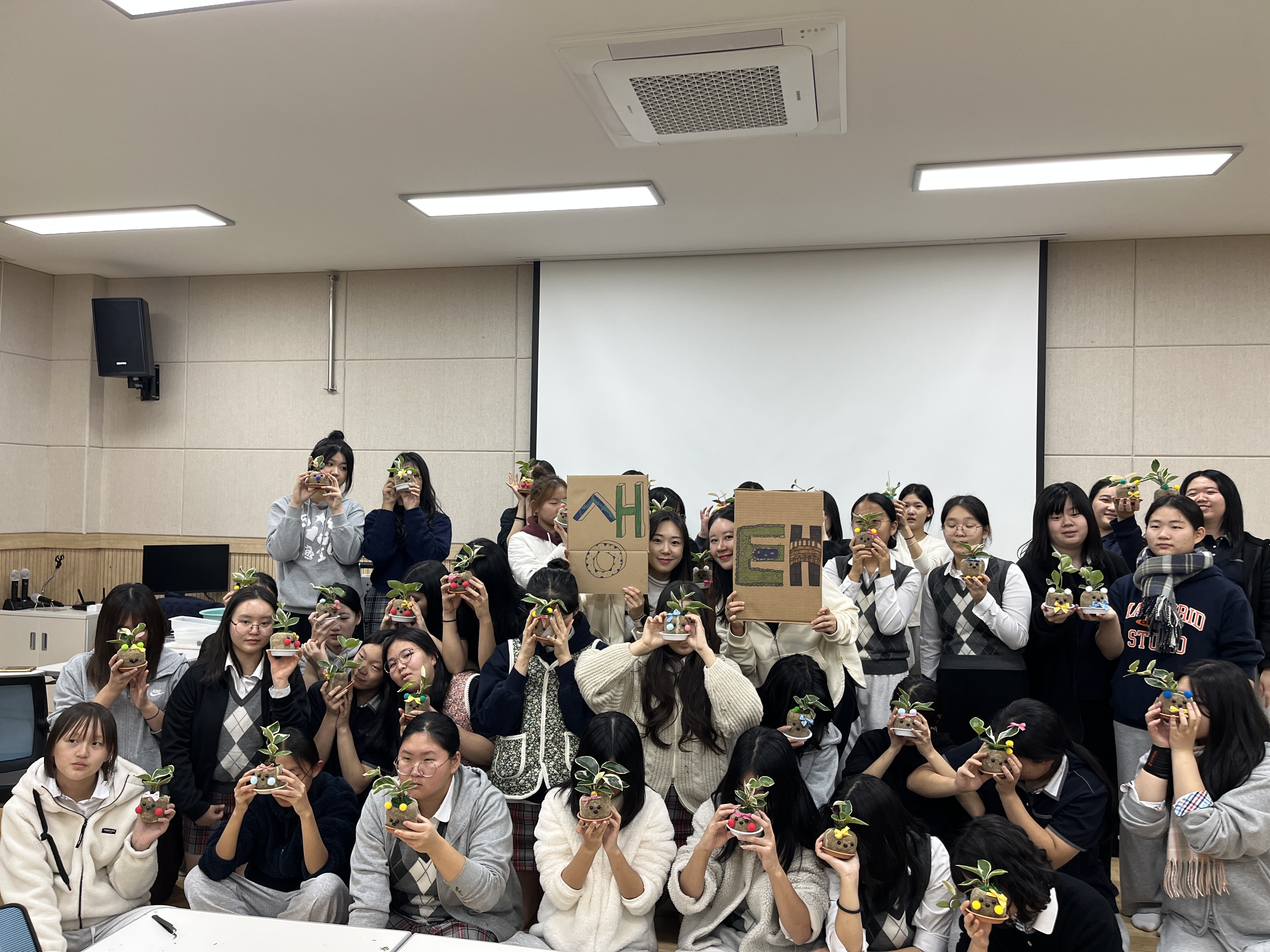 밀양여중,‘가을 숲 생태 탐험대’생태 감수성 함양 - 관련이미지2