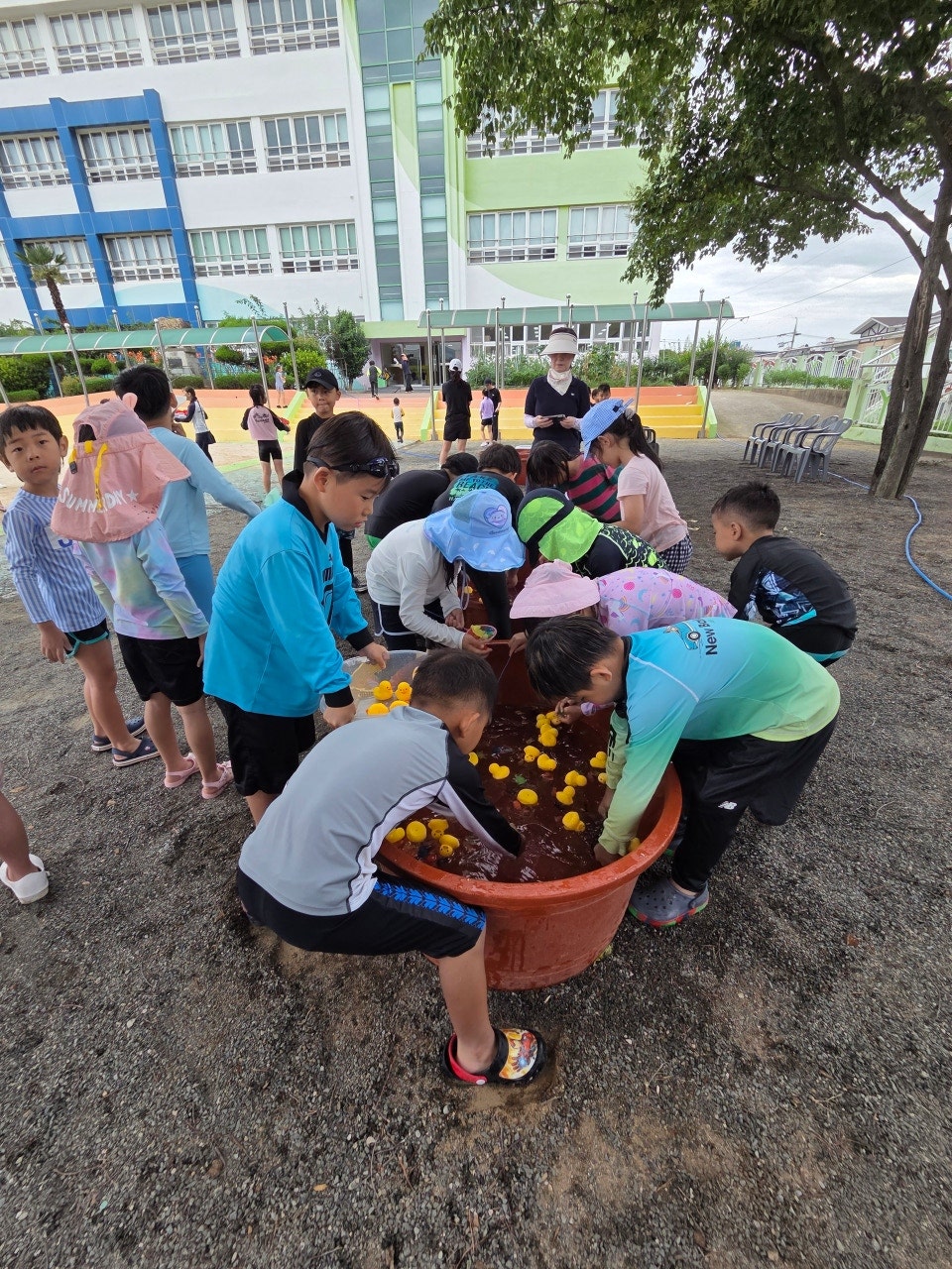 용지초등학교, 유치원과 손잡고 ‘여름아 부탁해’ 물놀이 축제 성황리 개최 - 관련이미지3