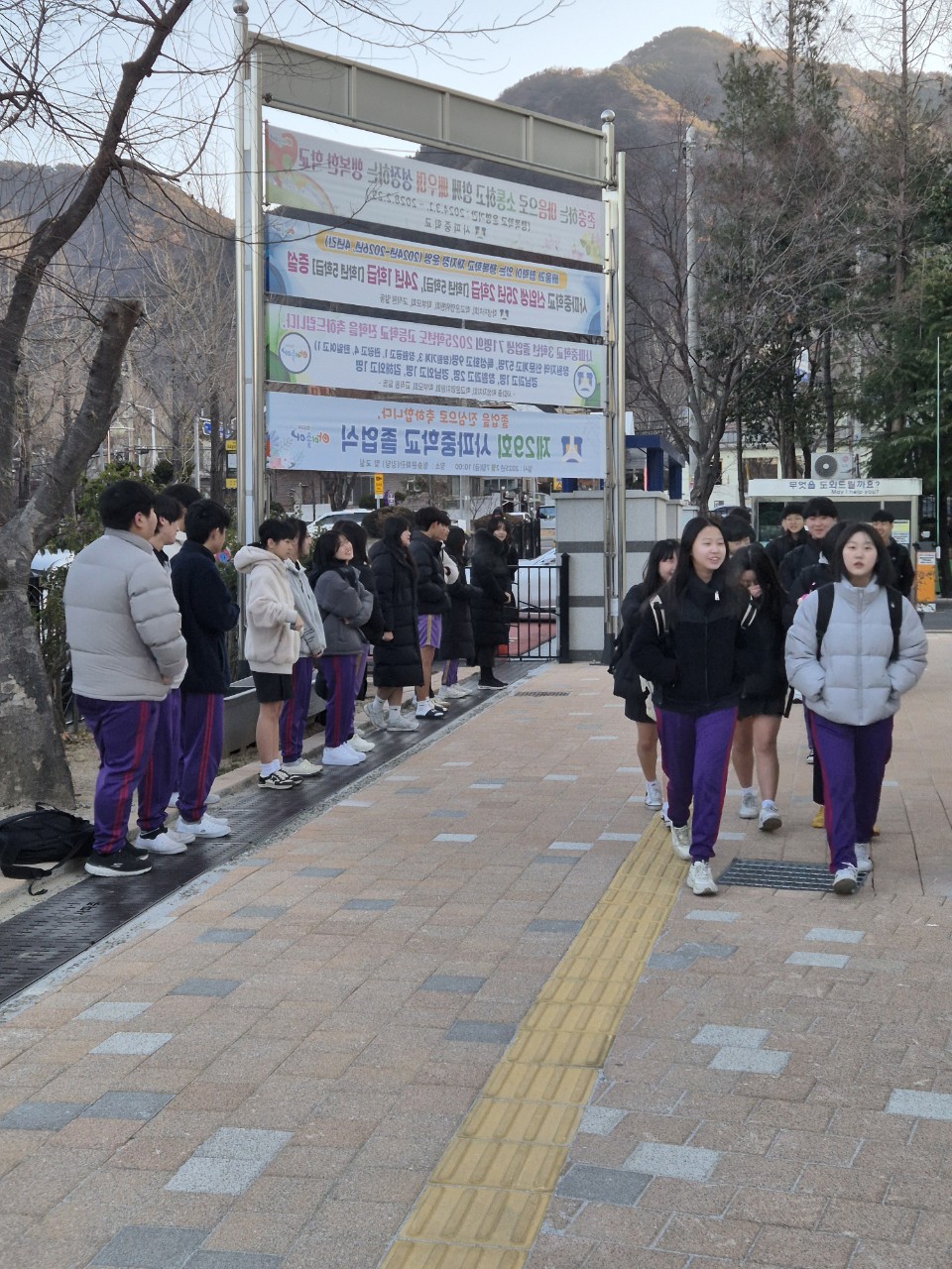 사파중, 학생자치회 2024학년도 마지막 아침 학생맞이 활동 - 관련이미지1