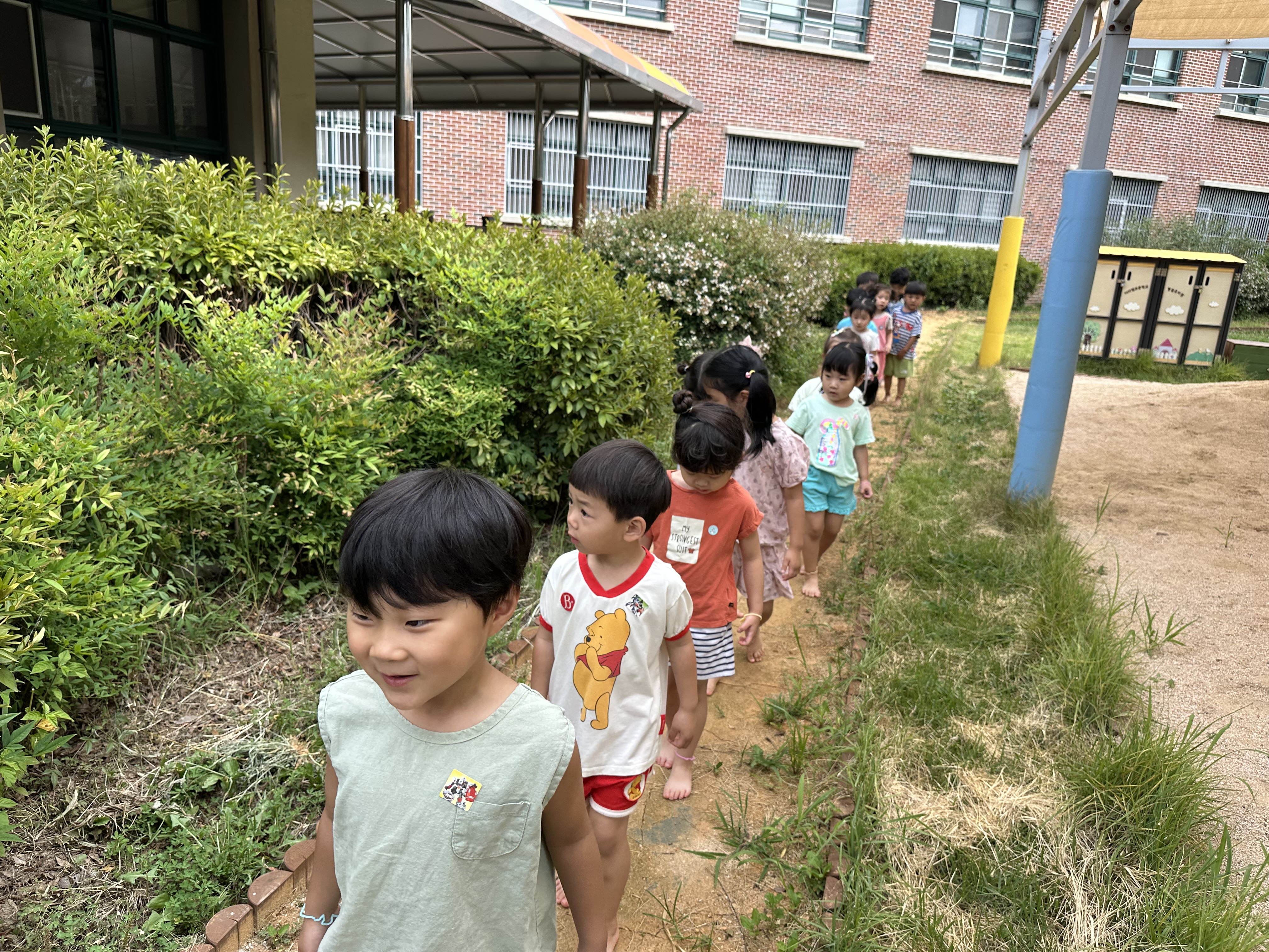 미리벌초등학교병설유치원, 숲놀이터‘황토맨발걷기길’ 산책 활동 운영  -오감으로 체험하는 자연 속 산책활동- - 관련이미지1