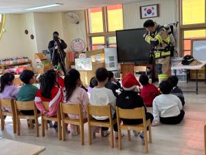 함께 만들고, 함께 웃는 크리스마스 한아름유치원, 학부모 교육기부가 만든 따뜻한 산타 행사 관련사진