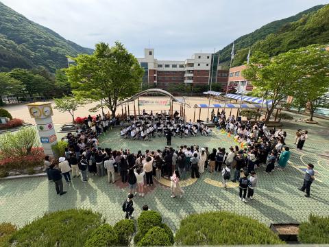 전안윈드오케스트라의 등굣길 음악회 전경.jpg