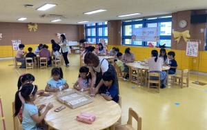오봉유치원, 학부모회 동아리 활동 ‘엄마 선생님과 함께하는 꼼지락데이’실시 관련사진