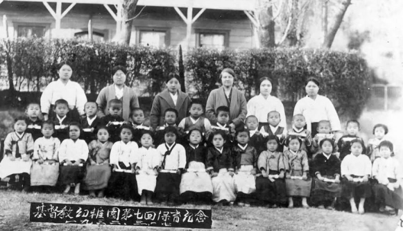 진주교회가 설립한 기독유치원 원생들과 교사들
