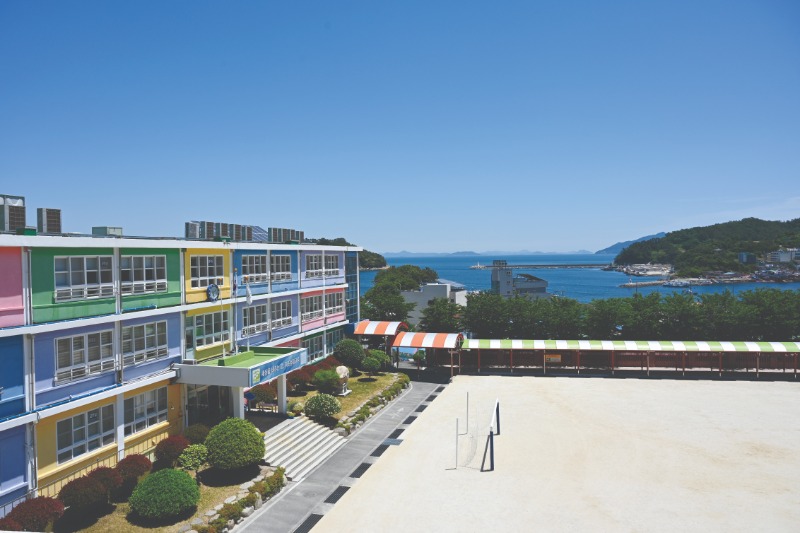 DSC_8482 다목적 혁신공간 파도소리 옥상에서 본 본관 건물과 바다.jpg