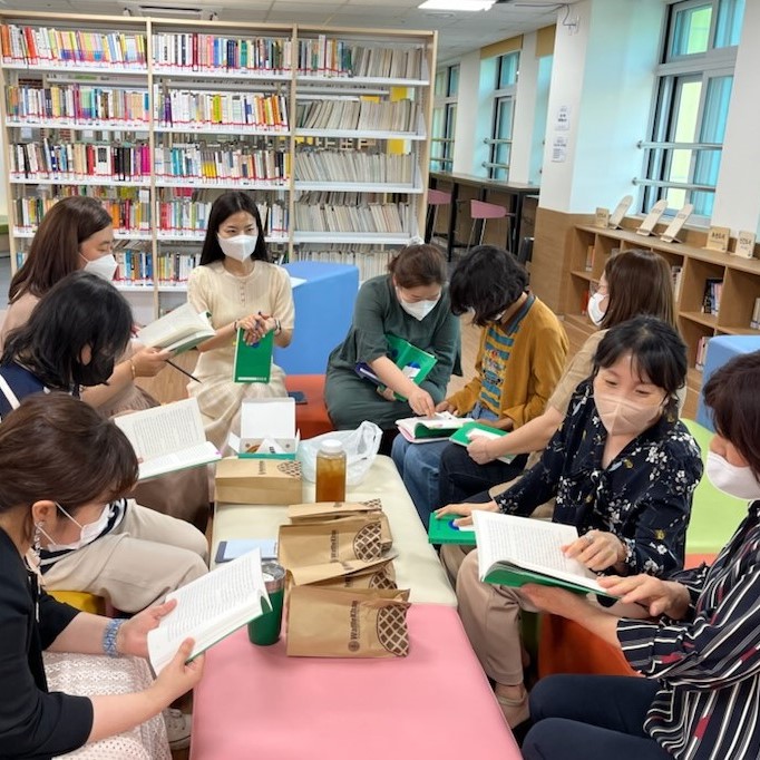 문유식 '최소한의 선의' 토론모습_교사들 (2).jpg