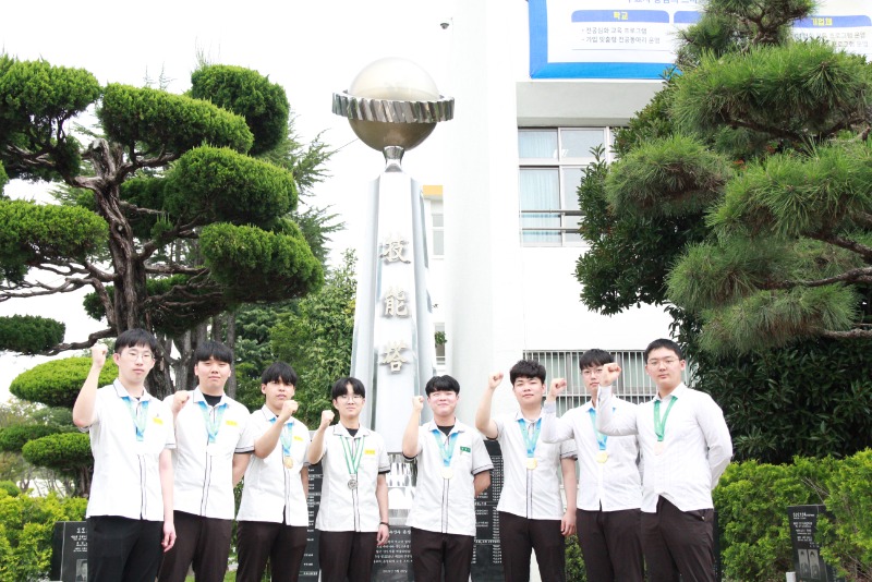 8267 창원기계공고 메달 수상자들.JPG