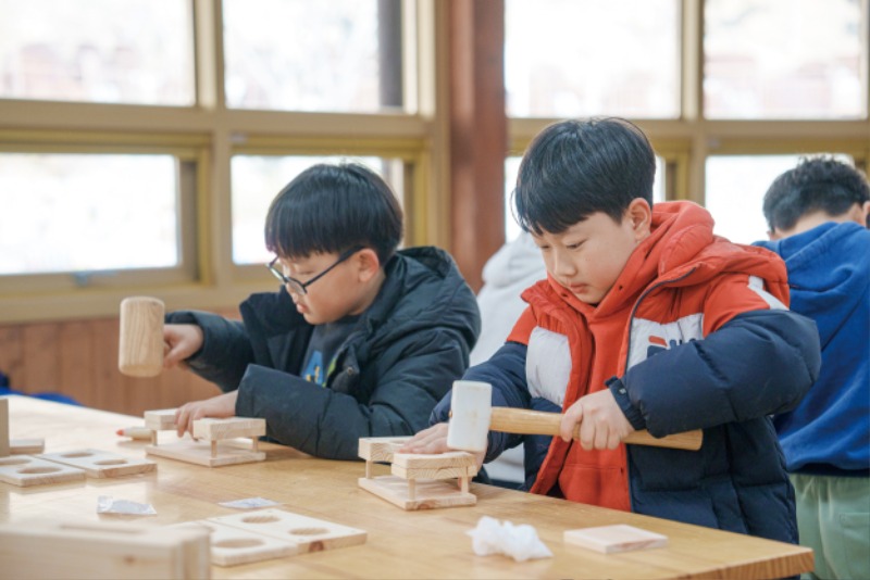 2.힐링필링 경남교육 (목재체험중인 아이들).jpg
