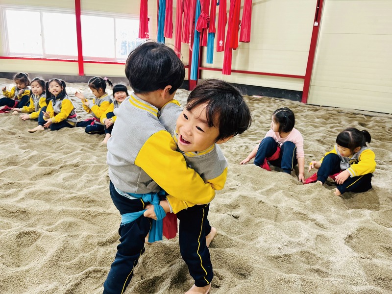 으랏차차 체육활동! 모래밭에서 씨름하기.jpg