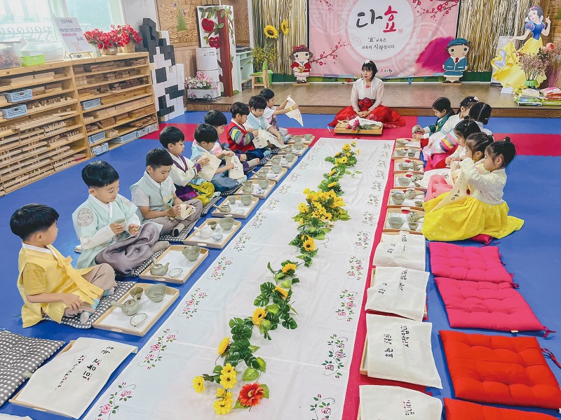한복을 입고 전통을 체험해요 효도하는 마음을 기르는 다효교육.jpg