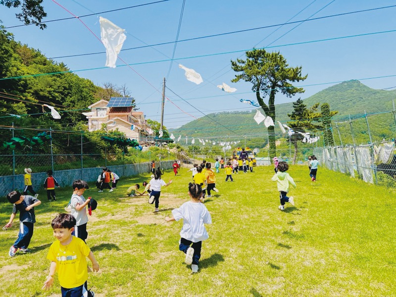 천연 축구장에서 함께 뛰어놀자.jpg