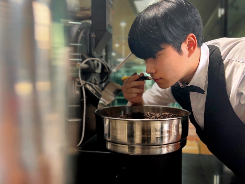 로스팅 원두 향을 맡고 있는 학생.JPG