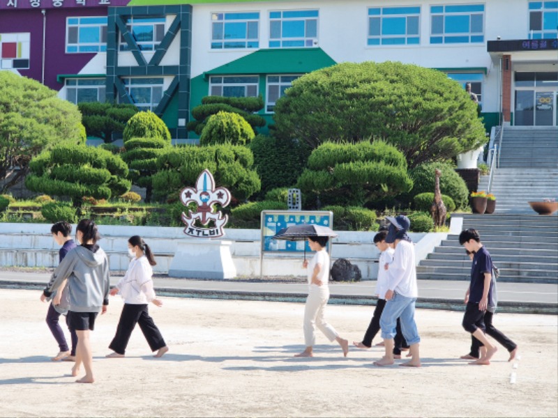 맨발걷기로 시작하는 아침.jpg