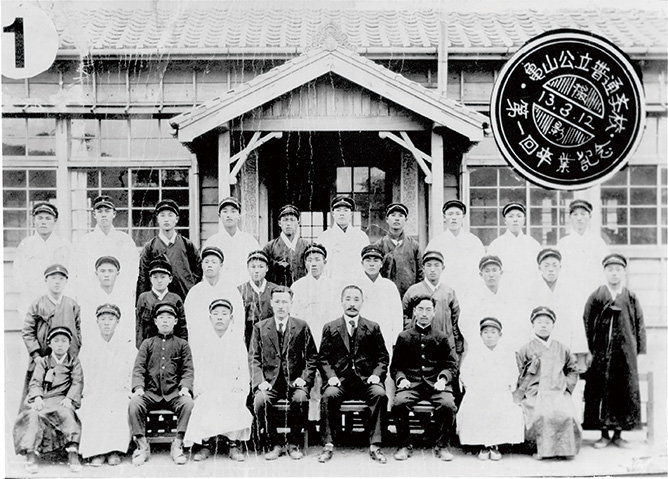 1922년-개교한-창-구산초등학교의-제1회-졸업식.-학생과-선생님-복장에서-그-시대의-역사를-엿볼-수-있다.jpg