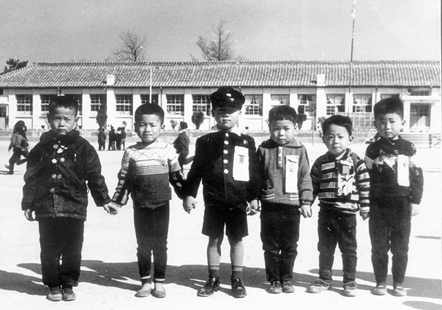 1967년 3월 5일, 창원 대산면 가술리에 자리한 대산초등학교에서의 입학식날