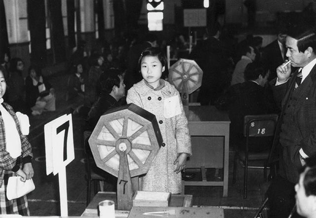1976년 2월 9일 마산 성호국민학교에서 중학교 배정을 위한 추첨기를 돌리고 있는 모습