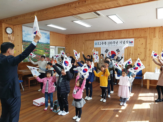 2019년 3·1운동 100주년 기념으로 의미를 더한 창녕 장천초등학교 입학식.