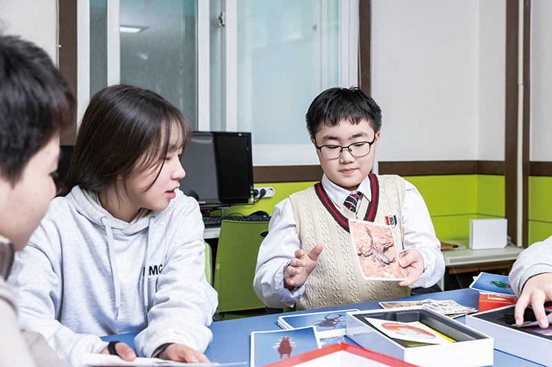오픈하우스에서 장애인과 비장애인 학생들이 함께 어울리며 보드게임을 즐기고 있다.