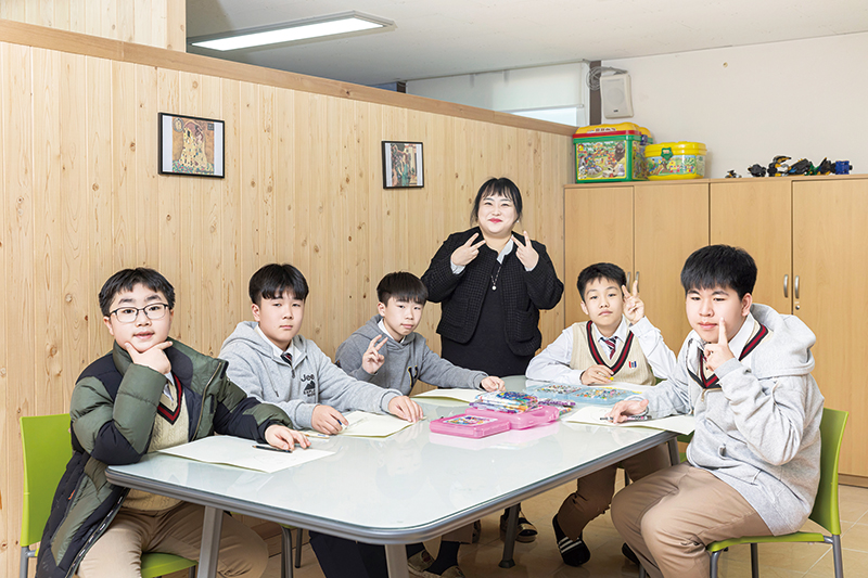 이혜진 특수교사와 학습도움반 학생들