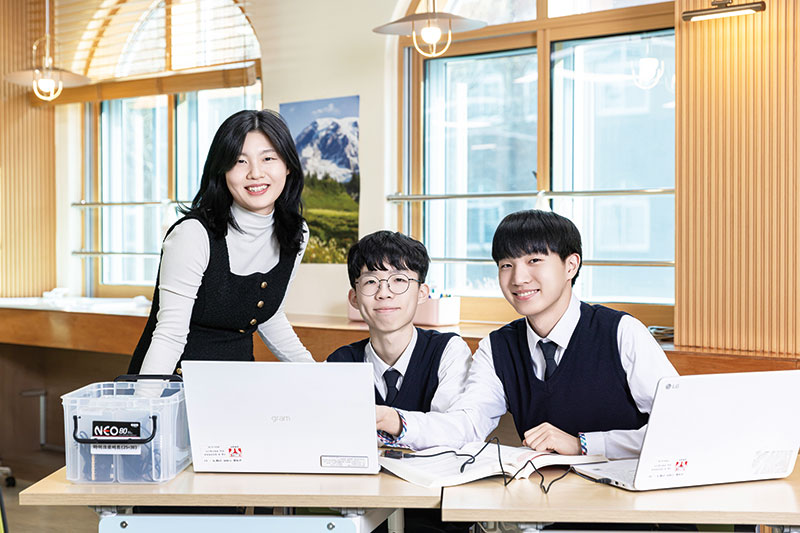 한소진(왼쪽) 교사와 김동윤(가운데) 문시훈(오른쪽) 학생 팀.