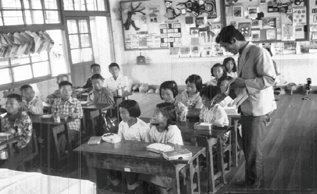 1960년 진주 수곡초등학교 원계분교의 점심시간 모습