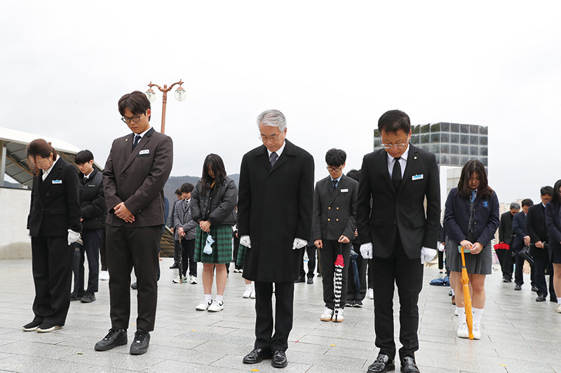 경남교육청은 3 15의거 참여자가 속해있던 7개 학교 재학생과 함께 국립3 15민주묘지를 참배했다.