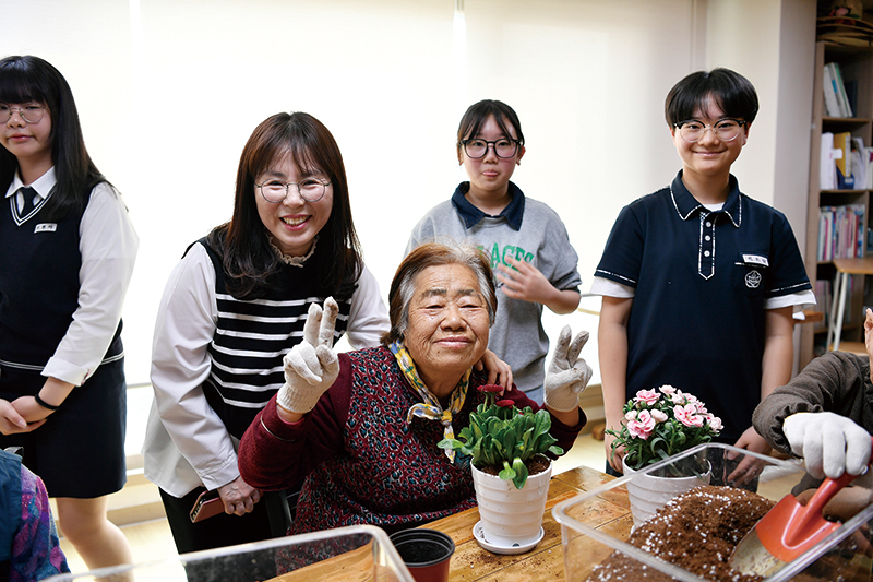 사천여중 이지선 교사(좌)와 함태분 어르신(우) 그리고 학생들