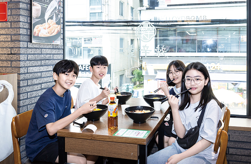 아이들이 점심으로 마라탕을 먹고 있다