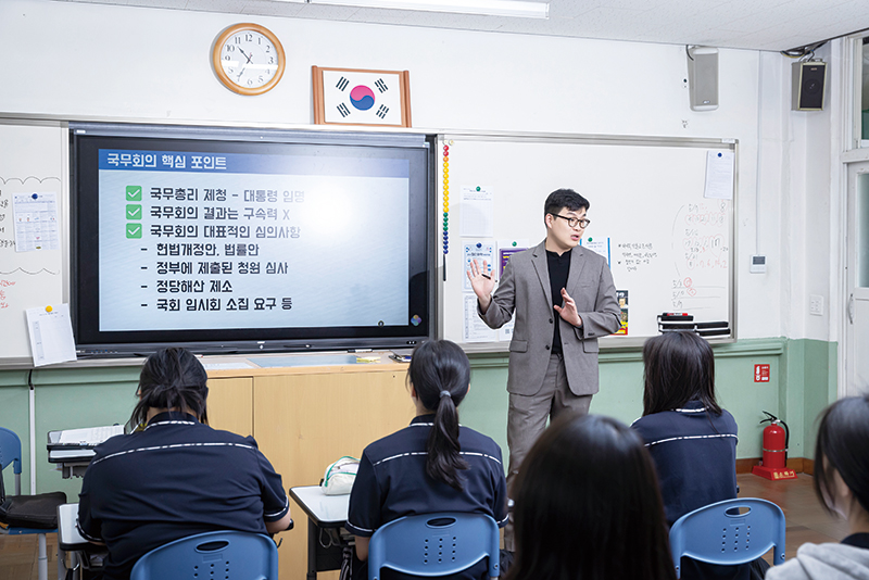 창원여고 박병준 사회교과 교사가 수업을 하고 있다