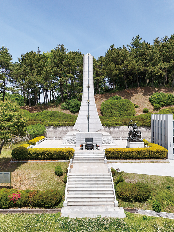 해병대통영상륙작전기념관 아래 충혼탑