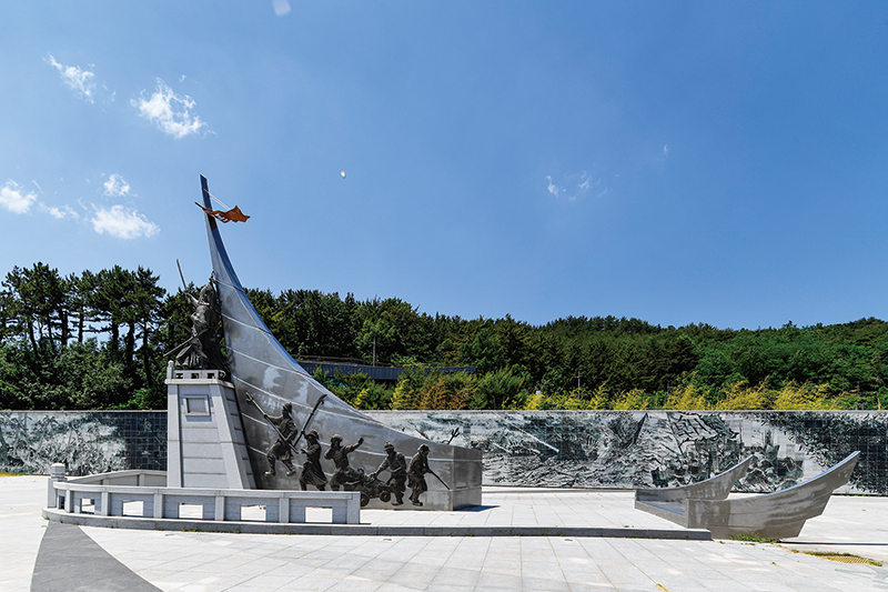 이순신바다공원 내 이순신 동상