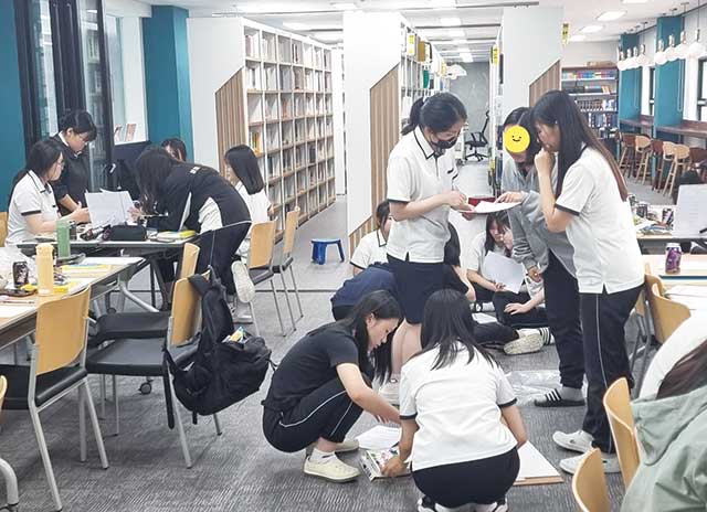 학교도서관을 활용한 수업 모습