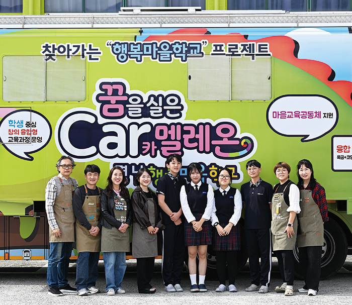 (왼쪽부터)김인혁 목공메이커 강사, 정원규 운전주무관, 천현실 파견교사, 신은윤 목공메이커 강사, 3학년 김범수, 3학년 곽유나, 3학년 김은민, 3학년 박재훈, 구세진 목공메이커 강사, 백선아 목공메이커 강사