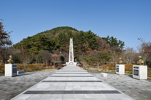 로버트 리 티몬스 대위의 흉상이 있는 함안호국공원